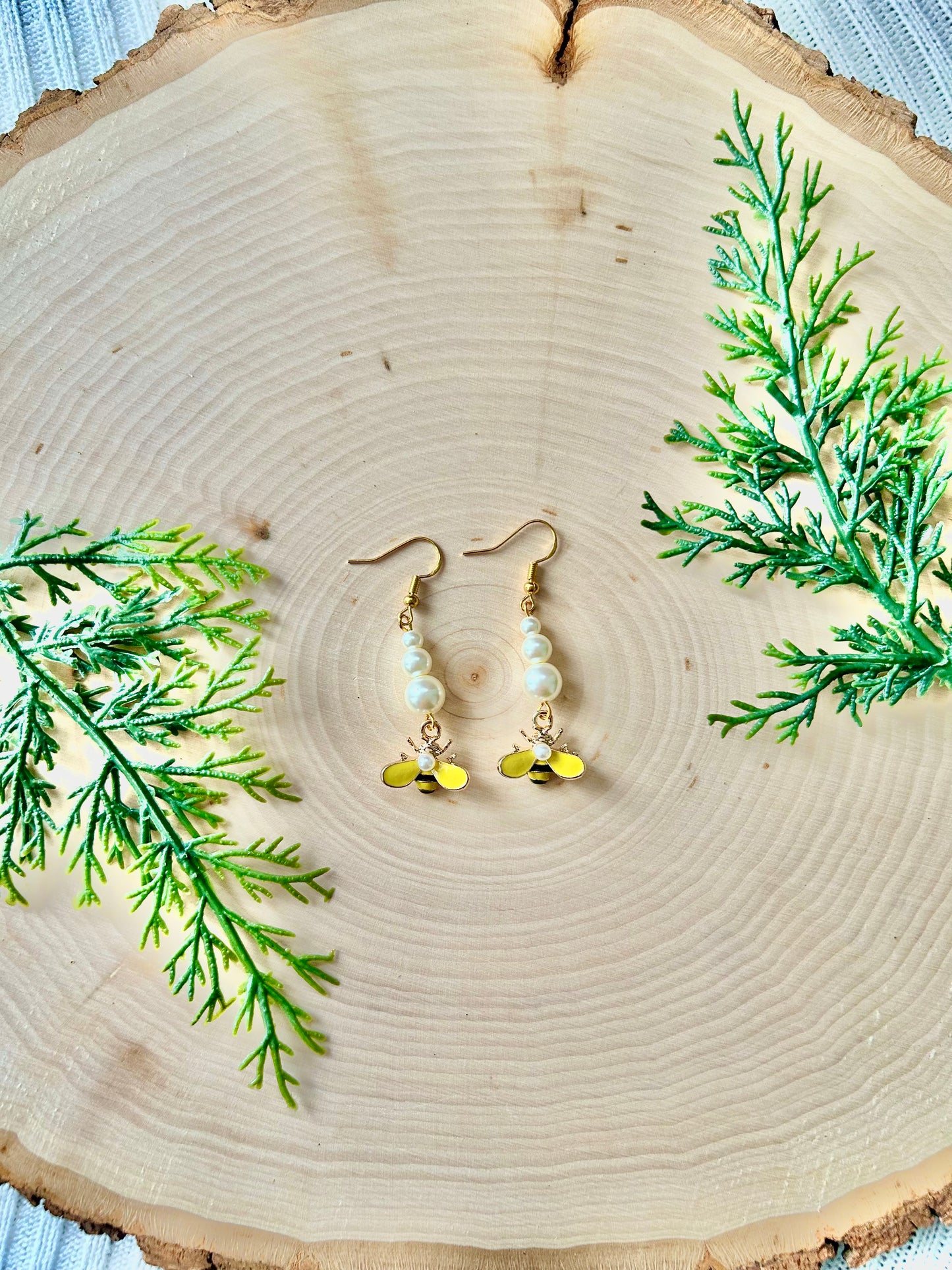Breezeš 1 year collection: pearly beads dangle bee earrings